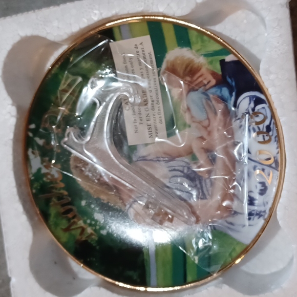 New Avon 2006 Mother's Day plate mother and child - Picture 4 of 4